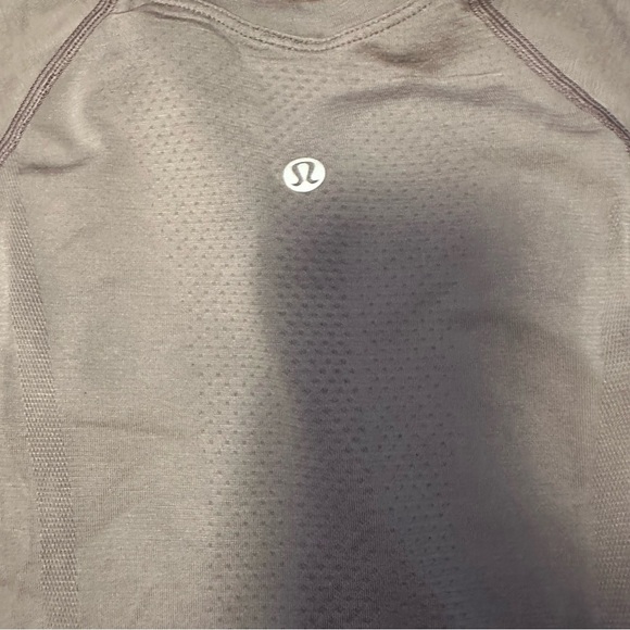 Lululemon Swiftly Tech Short-Sleeve Shirt 
Hip Length unsure of size (f6 - Picture 4 of 8